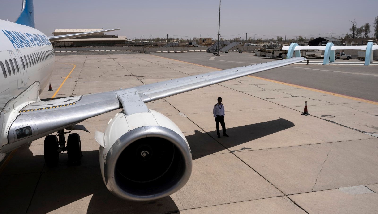 13 yasindaki cocuk ucagin inis takimina saklanarak yolculuk yapti Hzi7CsWv