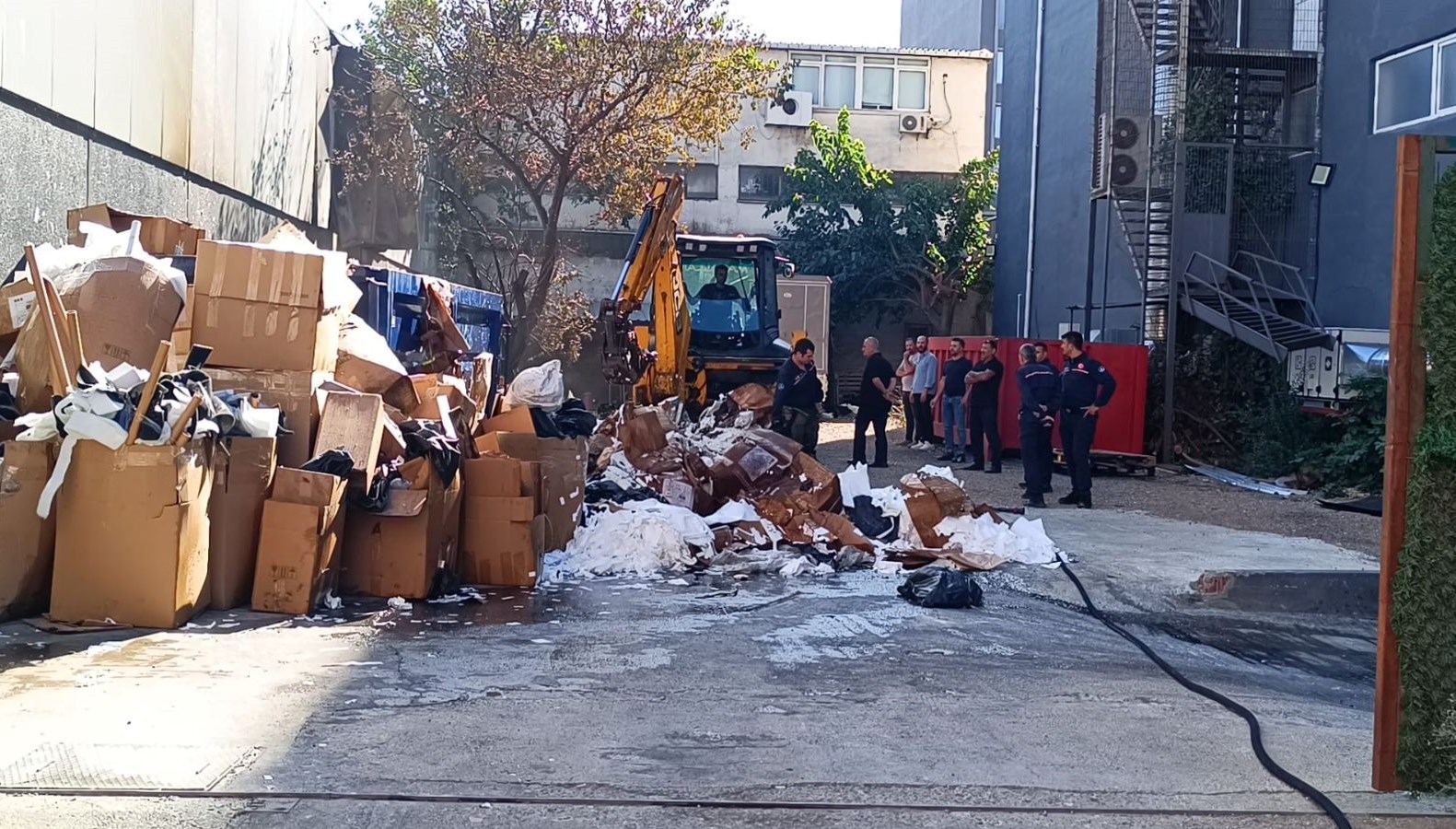 atasehirde fabrika bahcesindeki yangin kontrol altinda rH2pc2Of