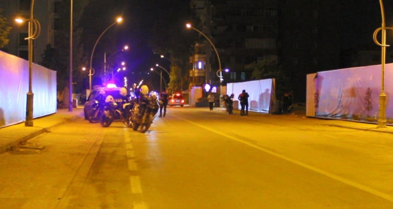 cami avlusunda silahli kavga yaralilar var 7WZgwuaW