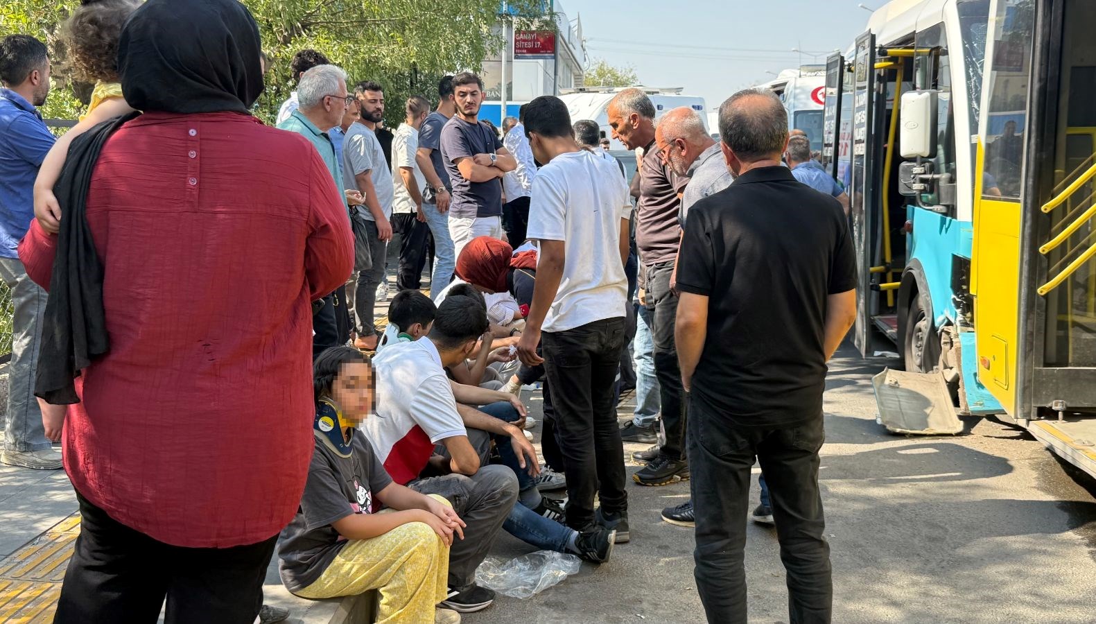 diyarbakirda freni patlayan halk otobusu duraga daldi cok sayida yarali var v7iias7a