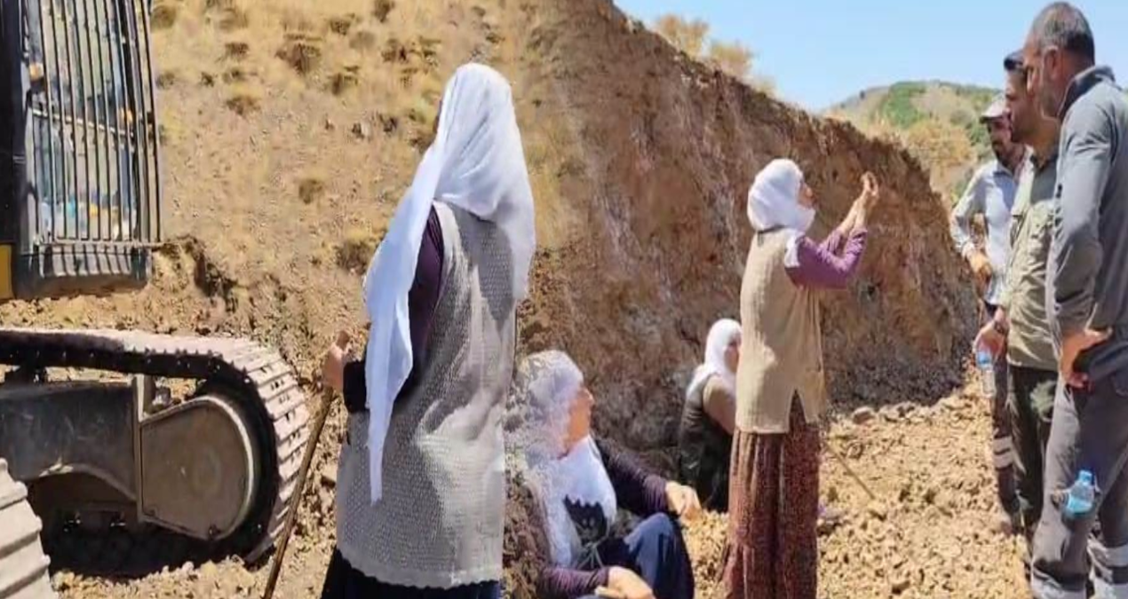 kadinlar is makinalarinin onune sopalarla gezip engel oldular XlvD9WgH