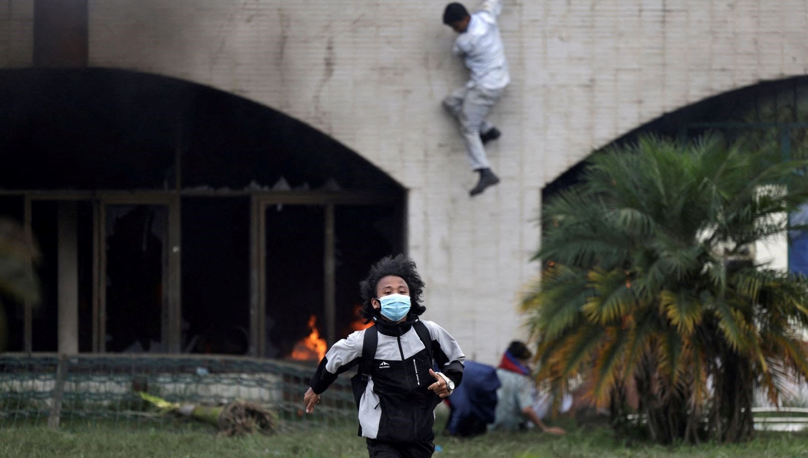 nepalde polis protestoculara ates acti 14 kisi oldu Gm5HrtBm