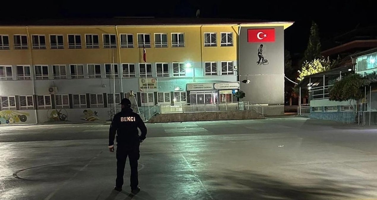 okulda ciplak dolasan bekciye sorusturma UyB2qWtI