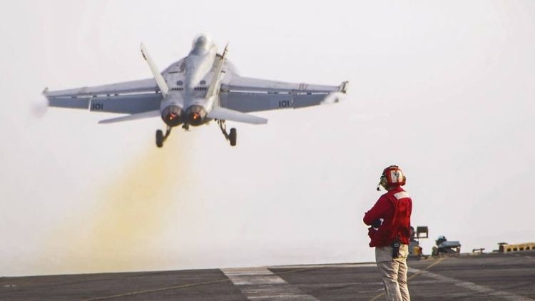 1 helikopter 1 ucak abd ucak gemisinden iki arac denize dustu OvSEYfjW.jpg