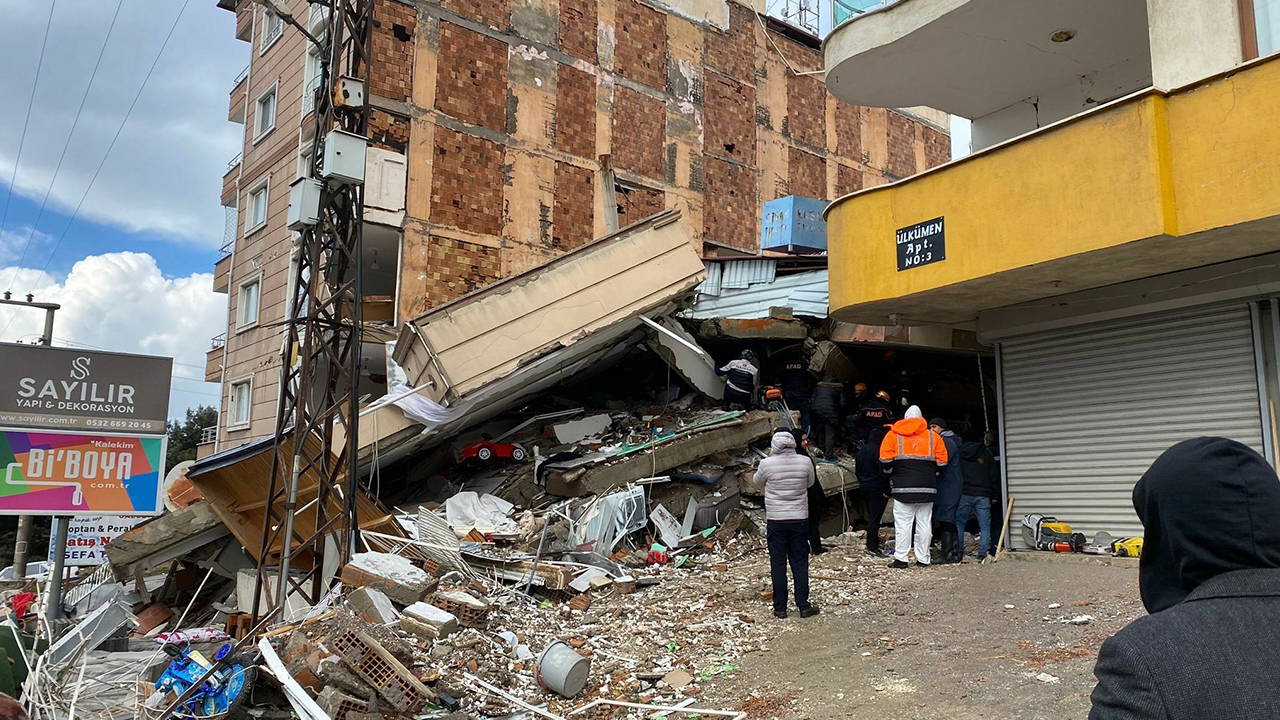depremde 23 kisiye mezar olmustu kasaplar apartmani davasinda tutuklu sanik bulunmuyor 3 yildir adalet bekliyoruz UCZ1eZzk.jpg