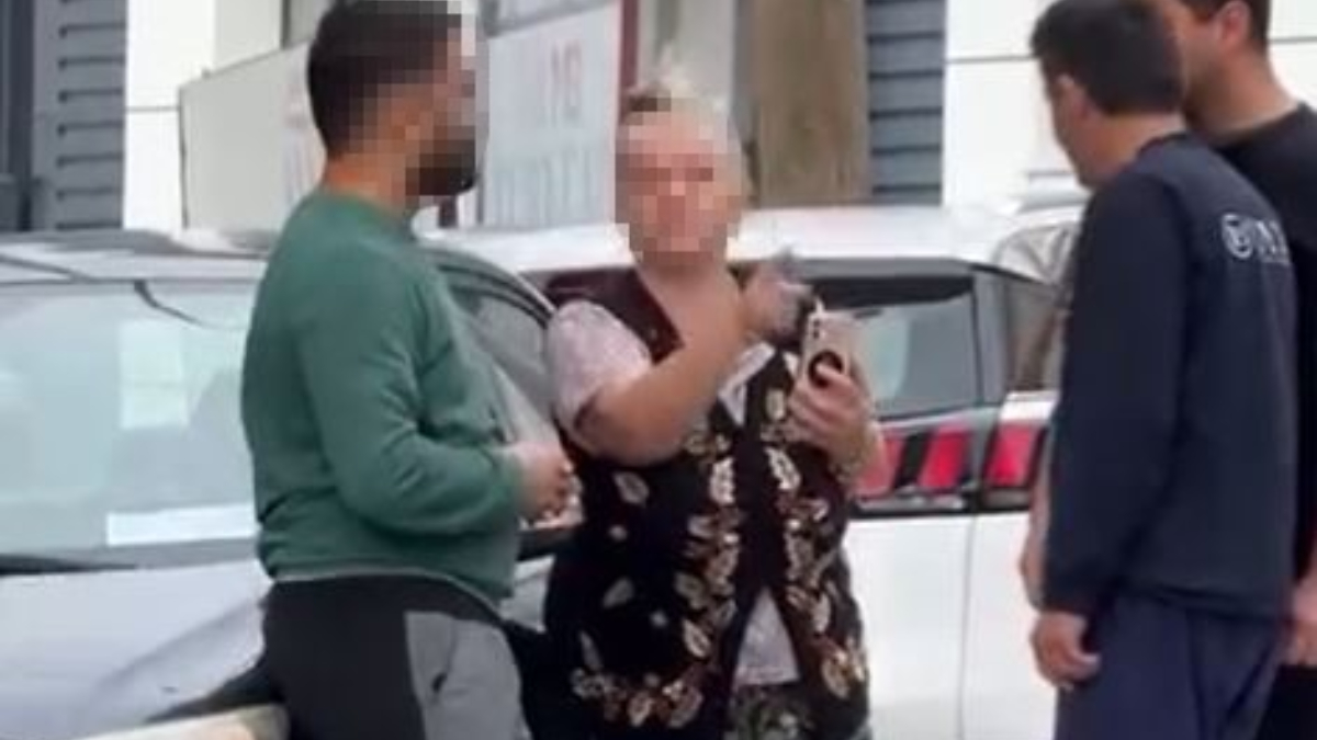 istanbulda park yeri kavgasi kameraya yansidi 553ZrulS.jpg