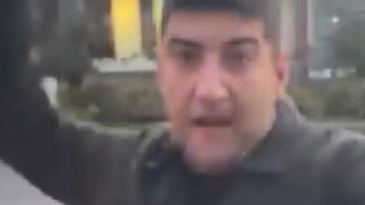 istanbulda trafik tartismasinda aracin camini yumruklayip kirdi ctlxqpWQ.jpg