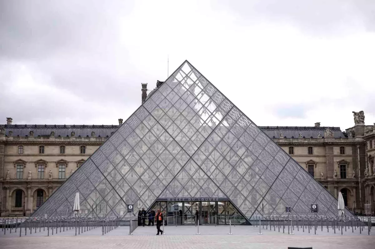louvre soygununda iki supheli gozaltinda IYTfNGq7.jpg