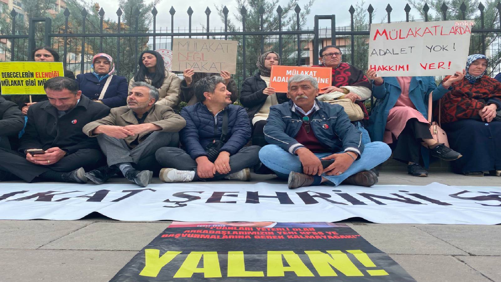 mulakat magduru ogretmenlerin aileleri ankarada herkes kendi koltugunun sevdasinda kimse ilgilenmiyor DaW1qV37