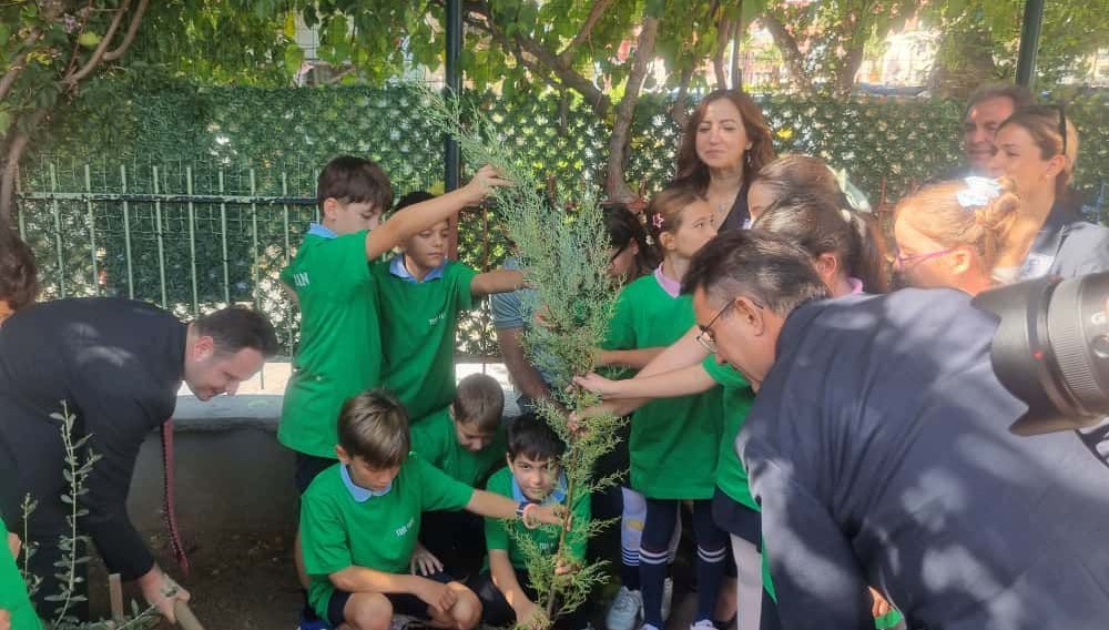 sehit ogretmen adinin verildigi okulda anildi Y5WDFp5r.jpg