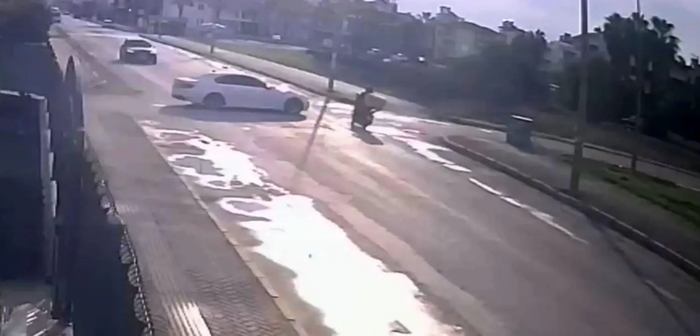 antalyada motosikletli kurye kaza gecirdi agir yarali OUP6t132.jpg