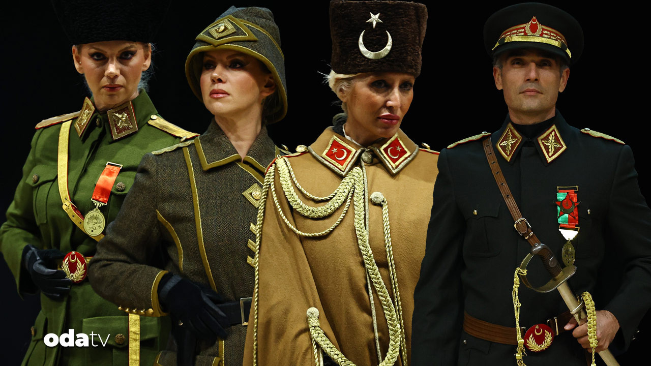 ataturkun kiyafetleri sahnede 24U4zADK.jpg