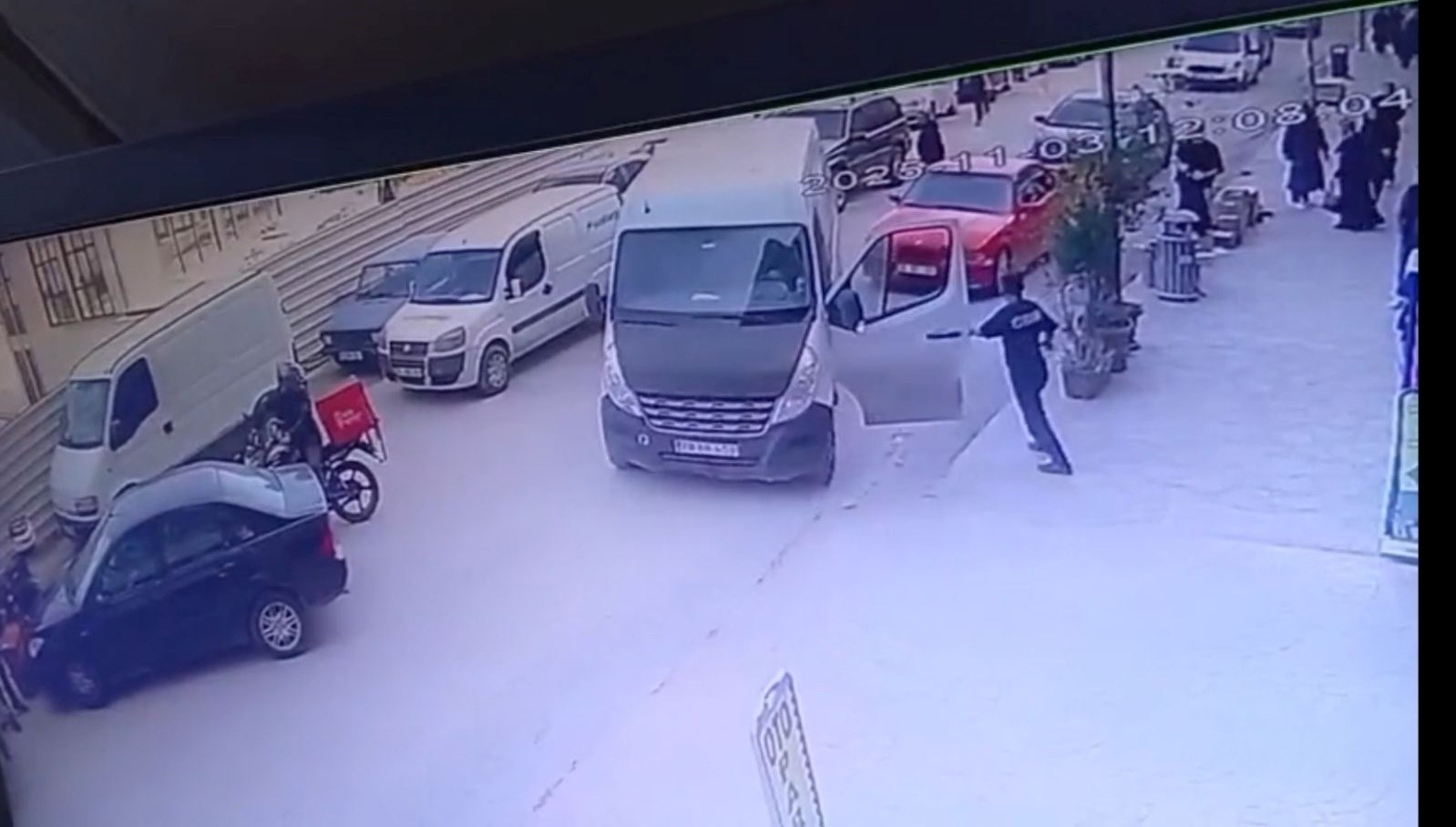 bir anda hareket etmeye basladi otopark gorevlisi son anda yetisti DLvybLFh.jpg