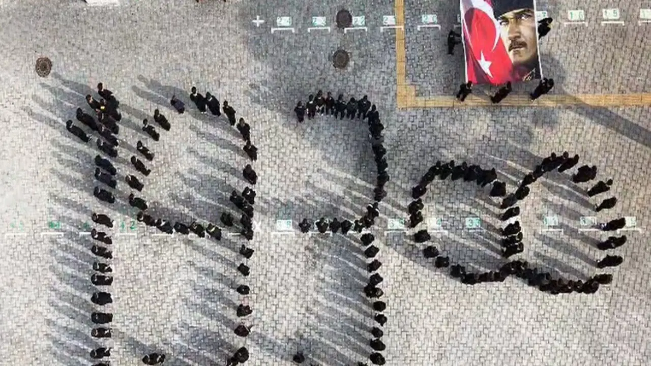 Bursa’da öğrencilerden duygulandıran ’10 Kasım’ koreografisi: Atatürk imzası ve 1938 yılı canlandırıldı