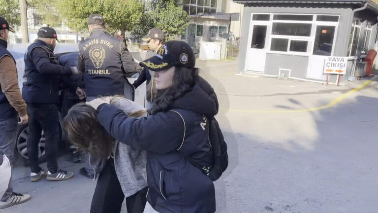 istanbulda-suc-orgutlerine-operasyon-iki-kadin-tetikci-de-yakalandi-mgLz4Df6.jpg