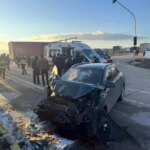 servis-araciyla-otomobil-carpisti-18-kisi-yaralandi-3iijYDei.jpg