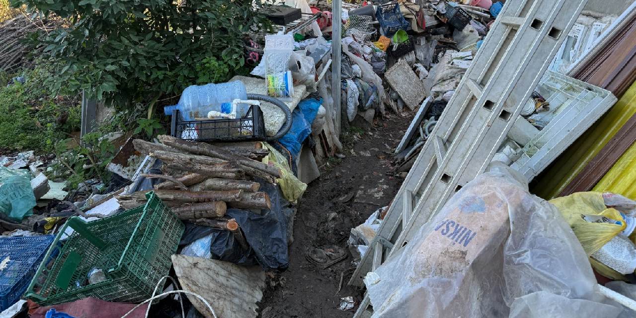Üç evden tonlarca çöp çıktı