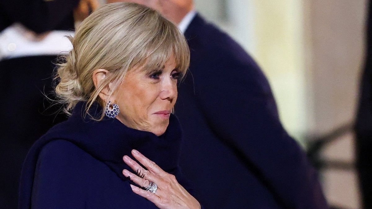 fransada-10-kisi-brigitte-macron-ile-alay-etmekten-hukum-giydi-UKAylGMt.jpg