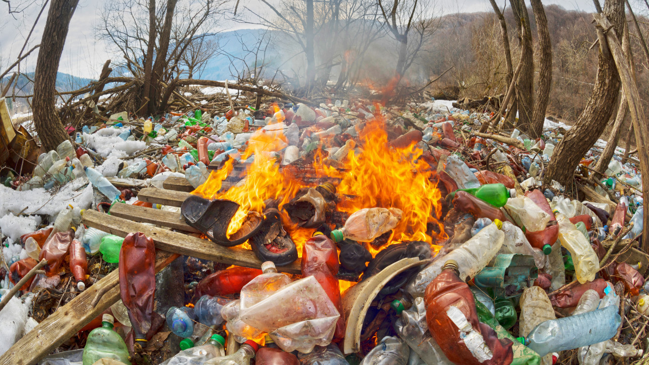 isinmak-icin-plastik-yakiliyor-bilinen-risklere-ragmen-devam-eden-tehlike-FPNDyWah.jpg