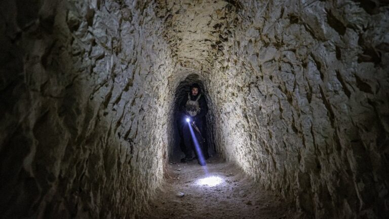 teror-orgutu-ypgsdgnin-seyh-maksuddaki-yer-alti-tunelleri-ortaya-cikti-vrzsD6Eb.jpg