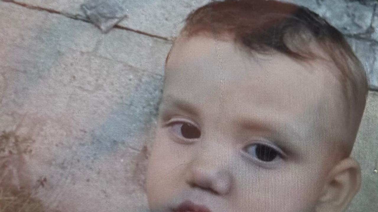 Aci olum seyir halindeki aractan dusen 2 yasindaki bebek baska aracin altinda kaldi DiPDZaIS